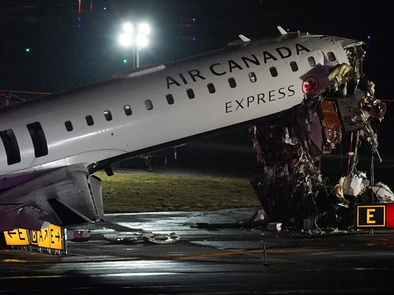 Accidente entre avión y camión en Nueva York genera alerta aérea