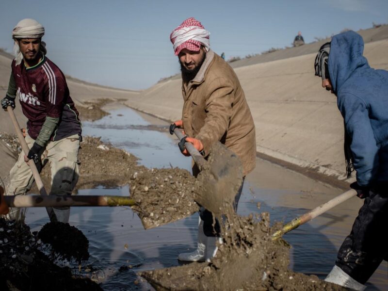 Ataques a desaladoras y contaminación elevan el riesgo de crisis de agua en Oriente Medio