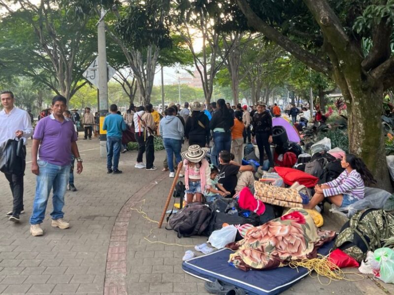 Indígenas bloquean accesos a La Alpujarra en Medellín para exigir diálogo con la Gobernación