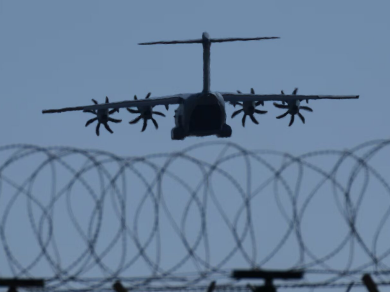 Cazas F-16 griegos derriban dron y obligan a desviar vuelo comercial