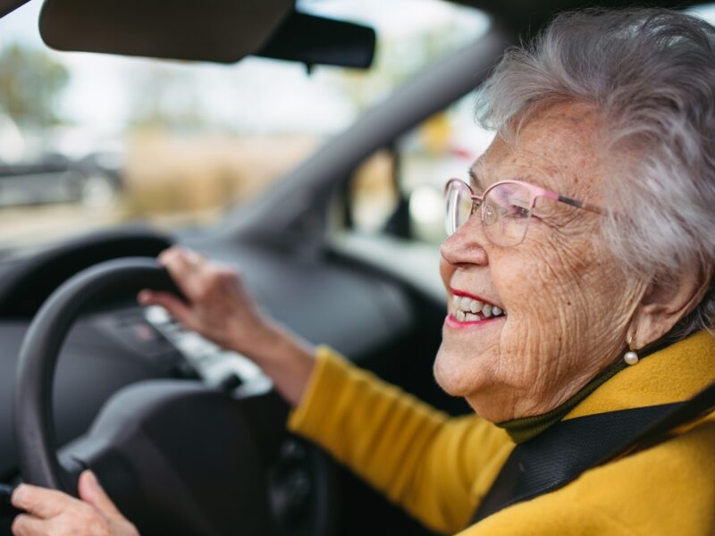 Conductores mayores de 65 años deberán cumplir requisito clave para renovar la licencia