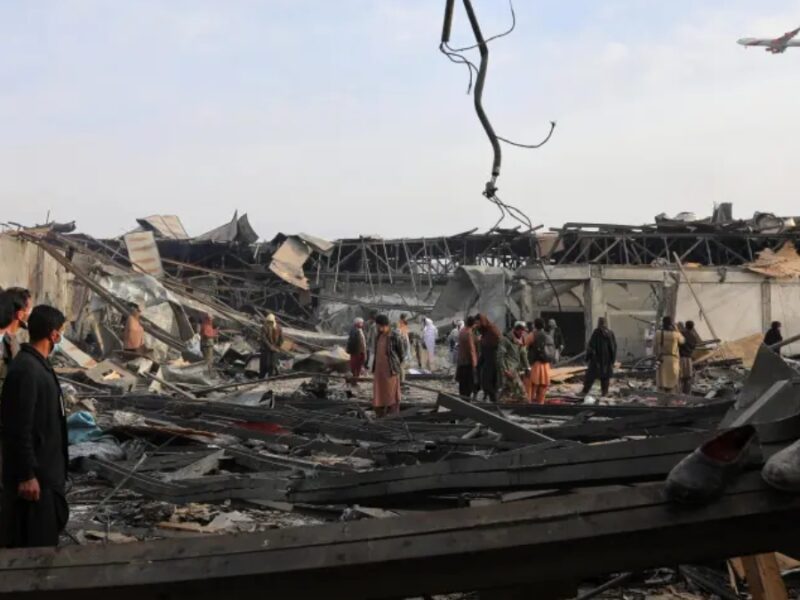 Crisis entre Afganistán y Pakistán se agrava tras bombardeo en Kabul que deja decenas de víctimas