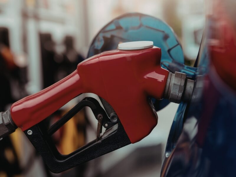 Gobierno advierte posible alza en el precio de la gasolina por conflicto en Medio Oriente