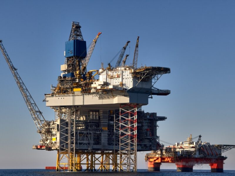 Guerra en Medio Oriente empuja al alza el petróleo y el gas, mercados en alerta