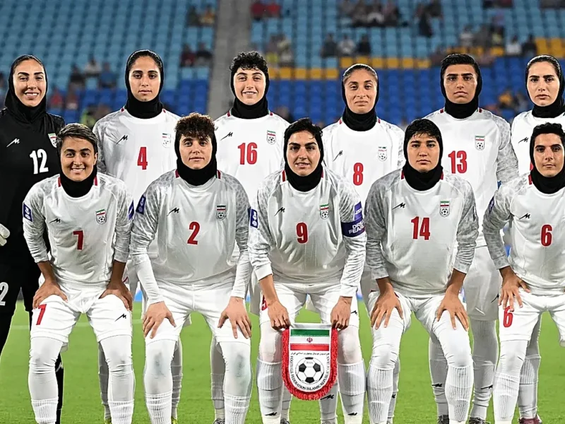 La selección femenina de Irán guarda silencio durante su himno en la Copa Asiática