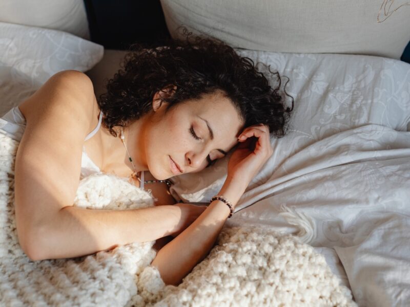 Magnesio para dormir gana popularidad, pero expertos piden cautela