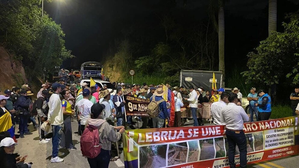 Bloqueos y tensión en varias regiones por aumento del impuesto predial 2 bloqueos y tension en varias regiones por aumento del impuesto predial image 1