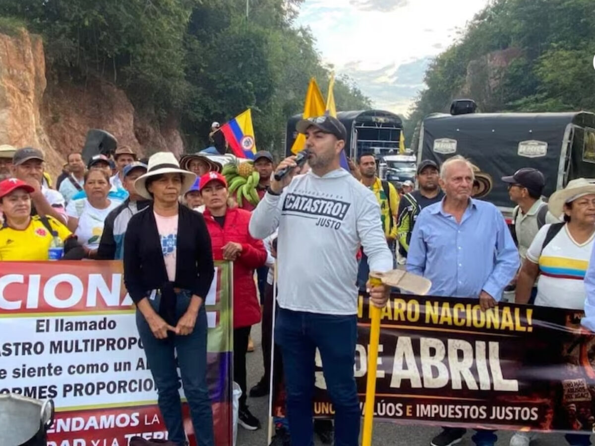 Bloqueos y tensión en varias regiones por aumento del impuesto predial