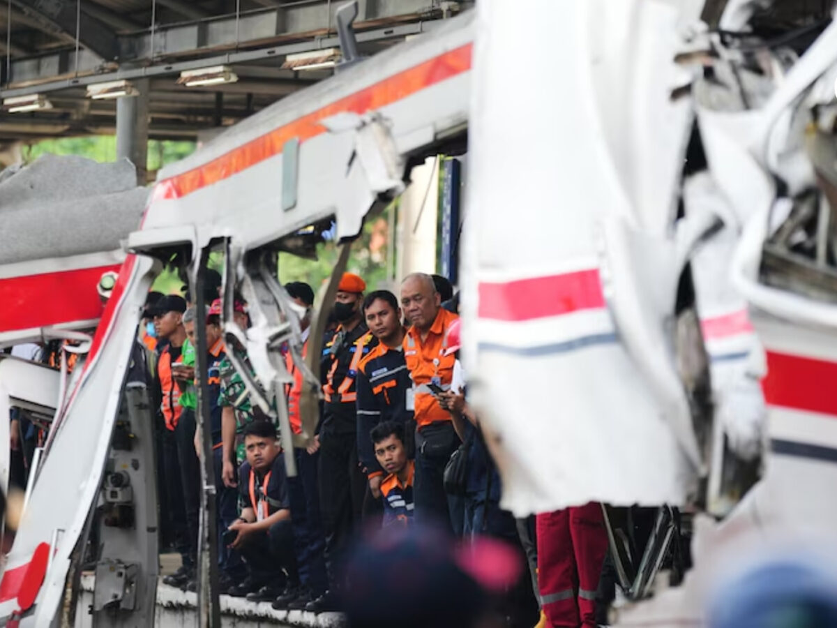 Choque de trenes en Indonesia deja 15 víctimas fatales