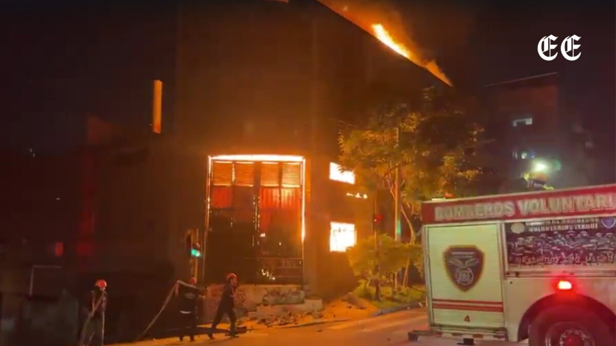 mas de 100 bomberos atendieron incendio en fabrica proveedora de happy city en itagui incendio itagui fabrica juguetes