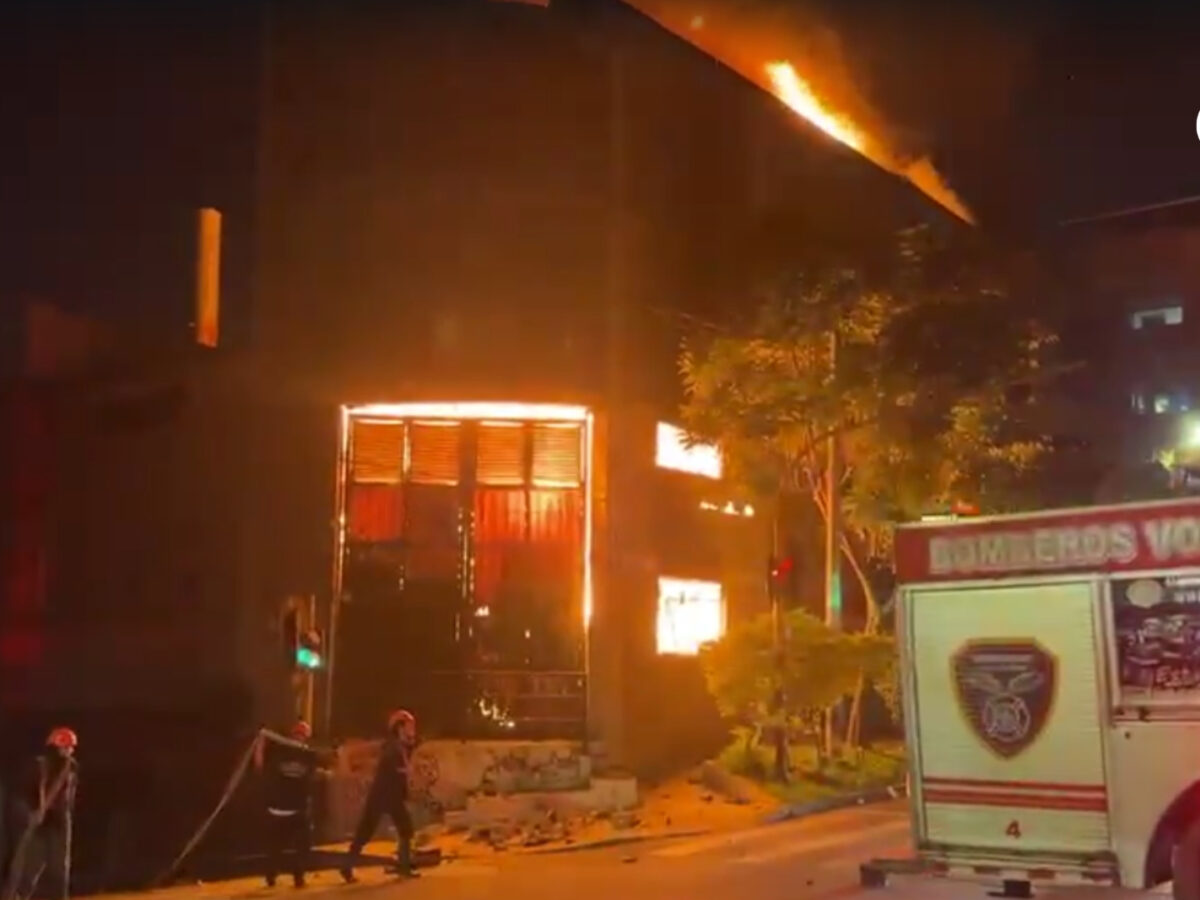 Más de 100 bomberos atendieron incendio en fábrica proveedora de Happy City en Itagüí