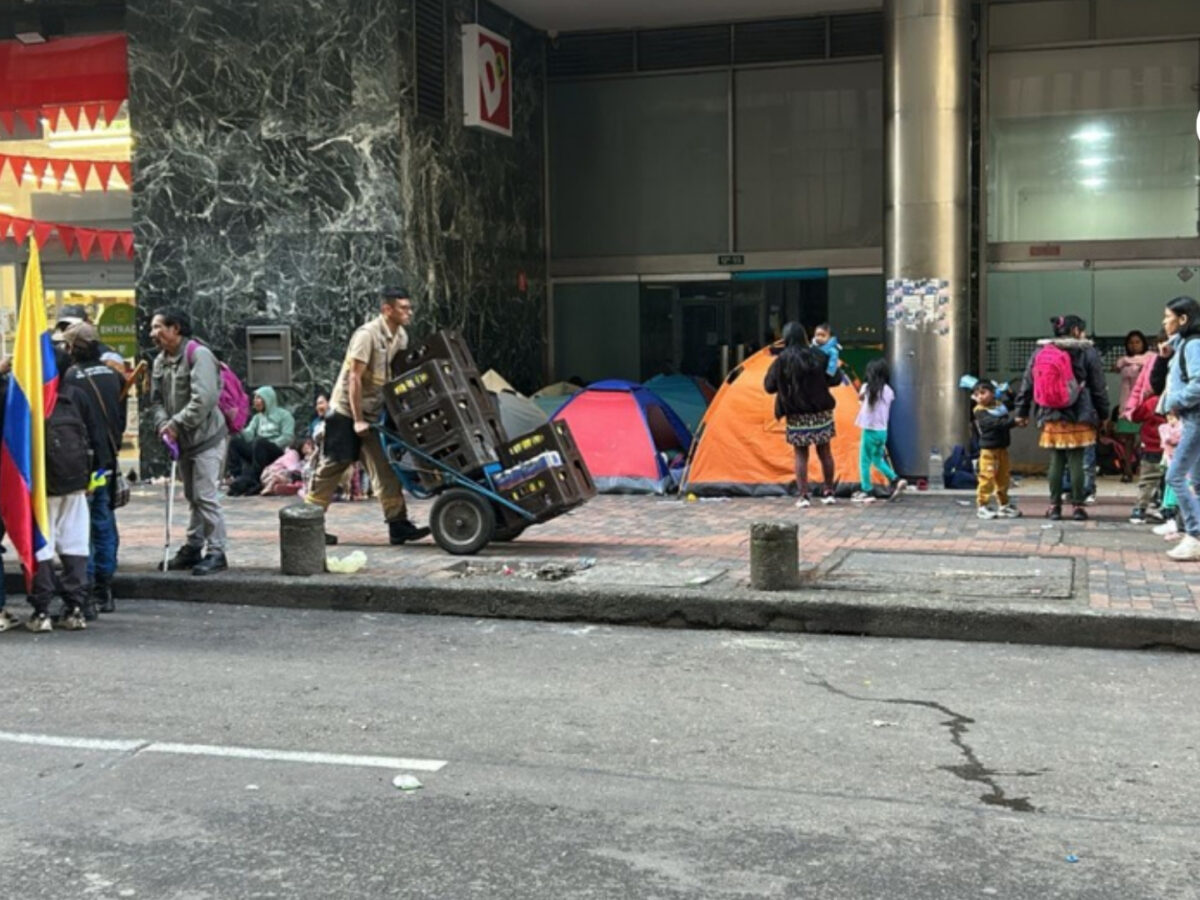 Protesta indígena en Bogotá deja funcionarios retenidos en sede del Ministerio del Interior