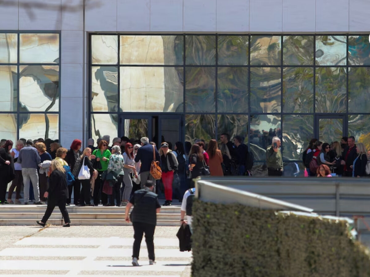 Un hombre de 89 años desata tiroteo en Atenas y deja cuatro heridos con una escopeta