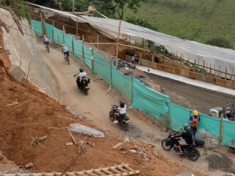 Avanza significativamente la recuperación de la vía Cachipay – Balboa en el sector La Quiebra