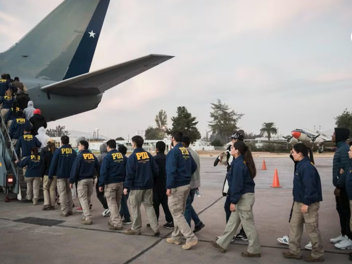 Chile intensifica deportaciones con traslado de 80 ciudadanos a Colombia y Bolivia