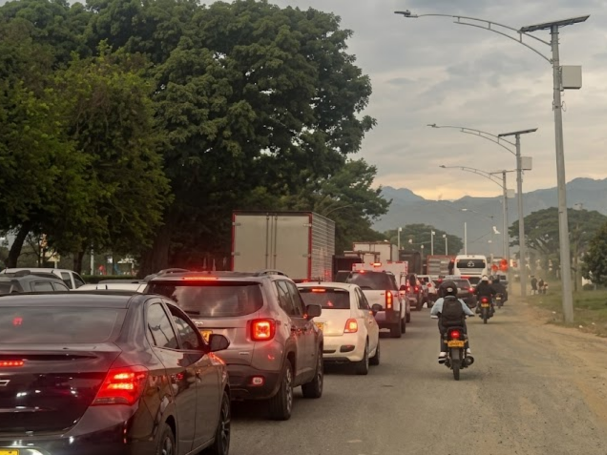Paro de transportadores en Cali: bloqueos masivos en puntos estratégicos afectan la movilidad y el servicio del MIO