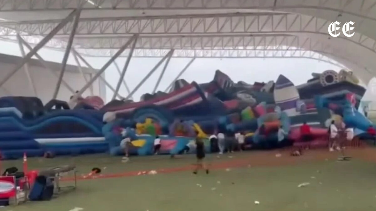 al menos 10 ninos resultan heridos tras volcarse un juego inflable por fuertes rafagas de viento en torreon mexico inflable mexico captura video redes sociales