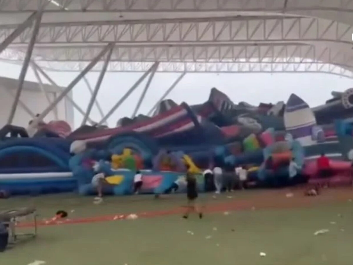Al menos 10 niños resultan heridos tras volcarse un juego inflable por fuertes ráfagas de viento en Torreón, México