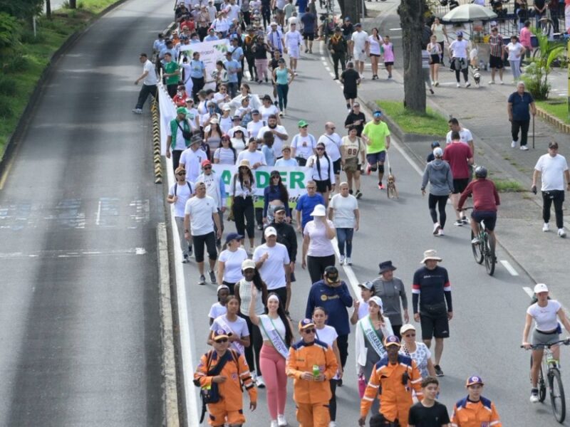 Con una asistencia masiva la CARDER desarrolló su VIII Caminata Ambiental