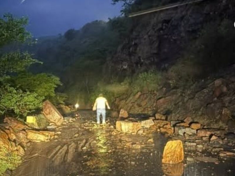 fuertes lluvias dejan varios heridos y bloqueos viales por caida de redes electricas y rocas en barichara baricahra