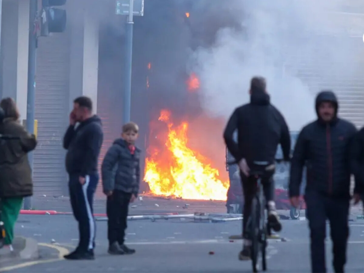 Irlanda del Norte refuerza la seguridad en Belfast ante la violencia callejera atribuida a grupos radicales