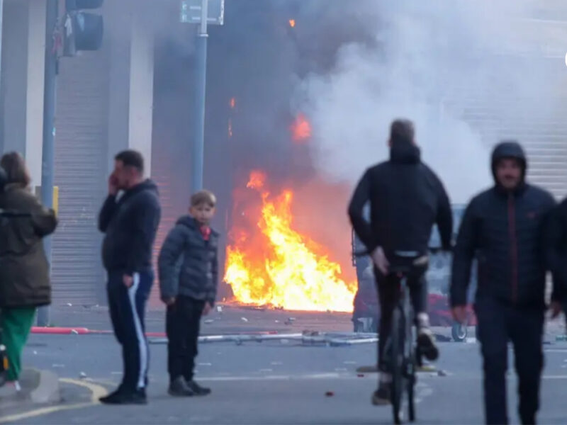 irlanda del norte refuerza la seguridad en belfast ante la violencia callejera atribuida a grupos radicales irlanda protestas afp
