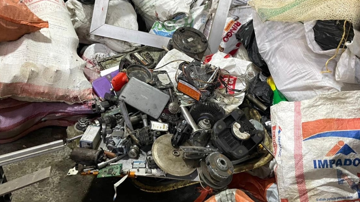operativo interinstitucional intervino establecimientos dedicados al manejo de chatarra y residuos electronicos en el centro de pereira portadas clp web 84