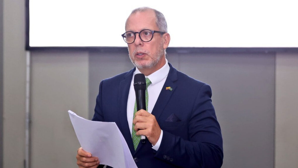 procuraduria suspende al embajador de colombia en brasil alfredo saade por presunta participacion en politica brasil colombia