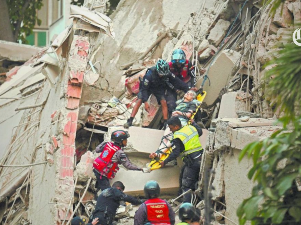Una fuerte réplica siembra el pánico en Venezuela en medio de los operativos de rescate
