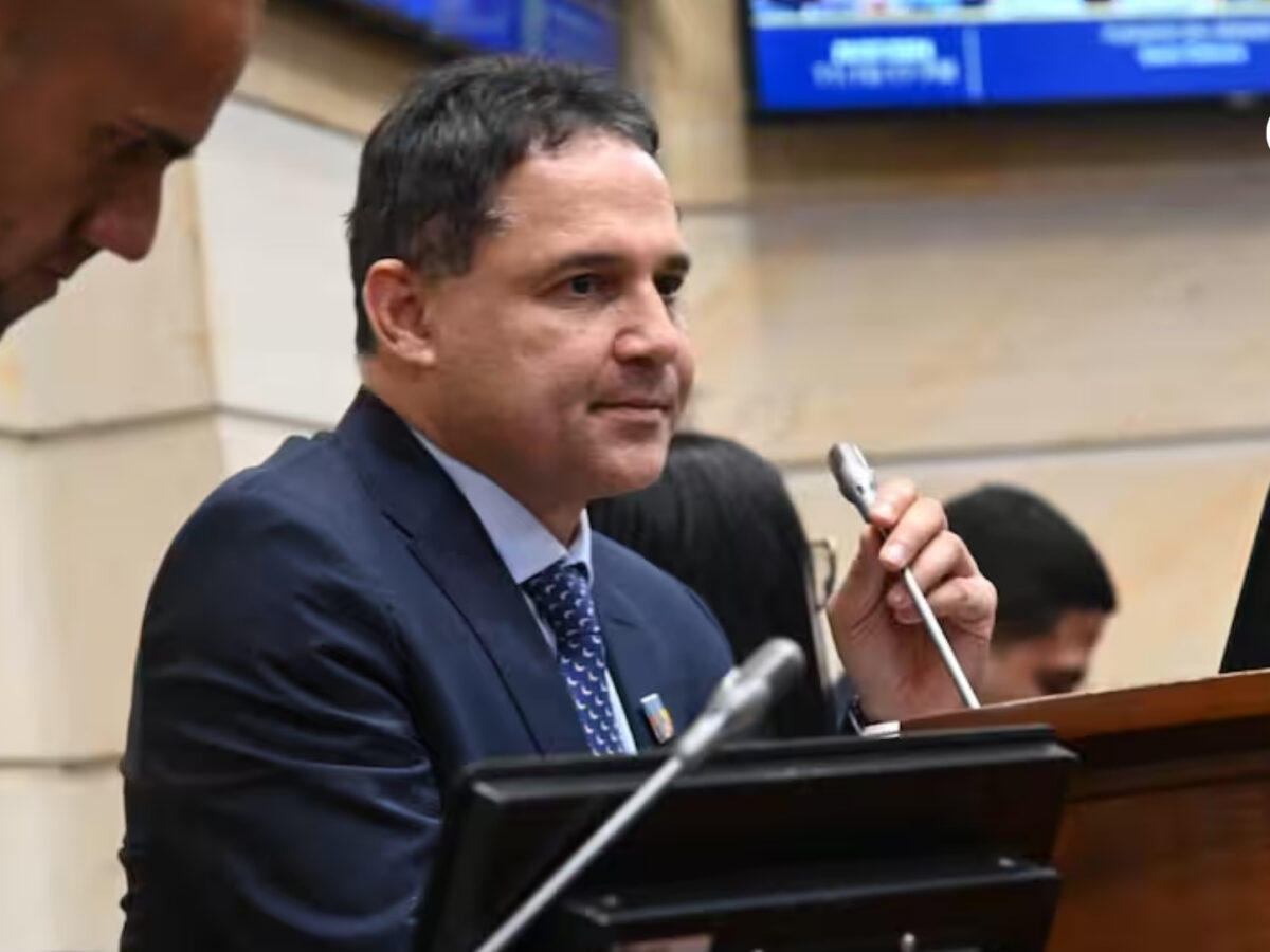 Pacto Histórico y Centro Democrático unidos y celebrando su primera victoria con Honorio Henríquez, Presidente del Senado en el Congreso ¿Ganó Petro o ganó Uribe?