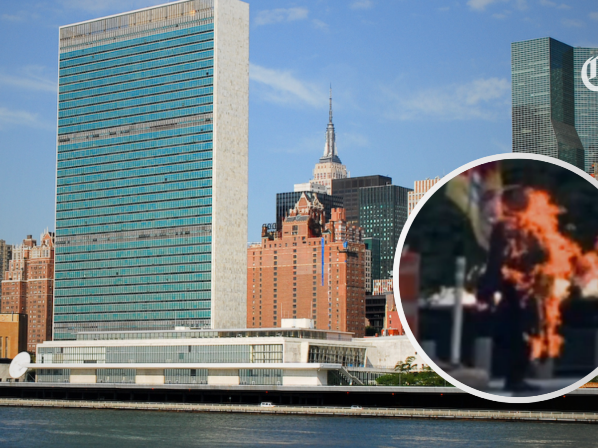 Un hombre se prende fuego con una bandera del Tíbet frente a la sede de la ONU en Nueva York