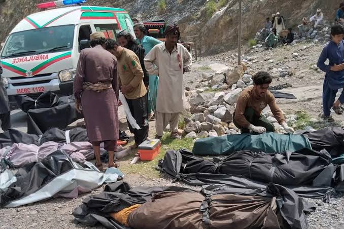 tragedia vial en pakistan deja al menos 40 personas sin vida al caer un autobus en un barranco images