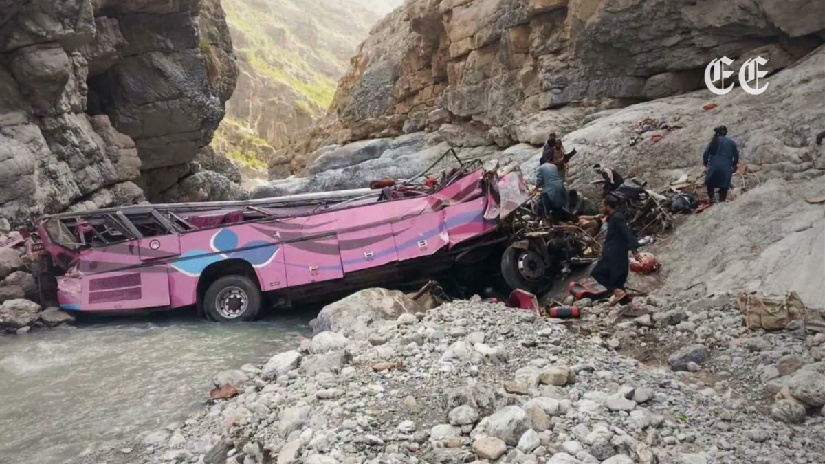 tragedia vial en pakistan deja al menos 40 personas sin vida al caer un autobus en un barranco pagina web