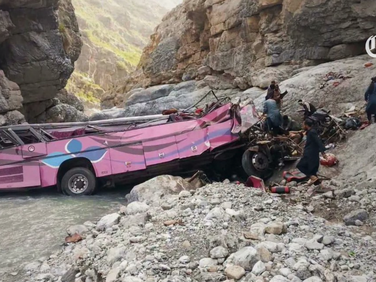 Tragedia vial en Pakistán deja al menos 40 personas sin vida al caer un autobús en un barranco