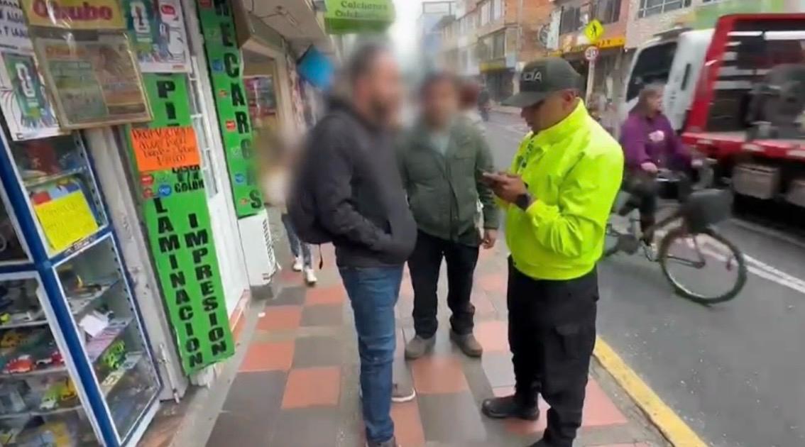 tres capturados en bogota por extorsionar mediante la modalidad de la falsa encomienda internacional extorsionistas 3