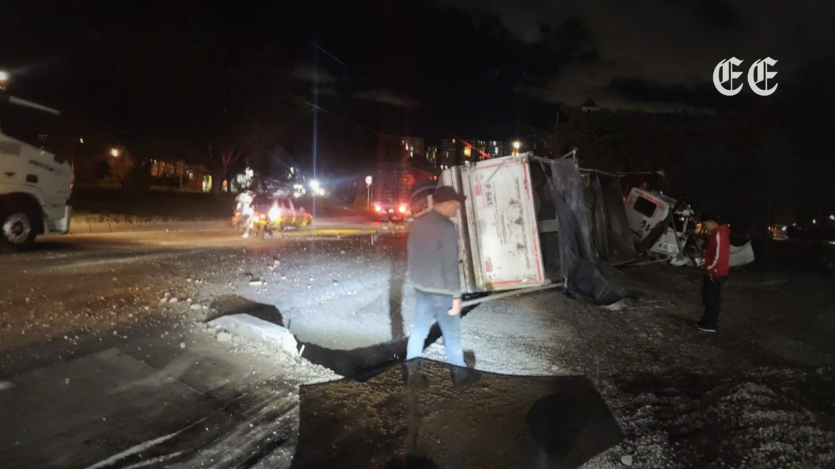 un camion de carga pesada volco en el sur de bogota tras colisionar con un automovil particular y derribar un poste de energia pagina web