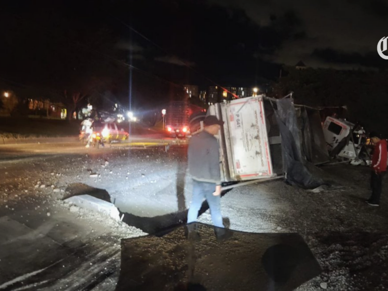 un camion de carga pesada volco en el sur de bogota tras colisionar con un automovil particular y derribar un poste de energia pagina web