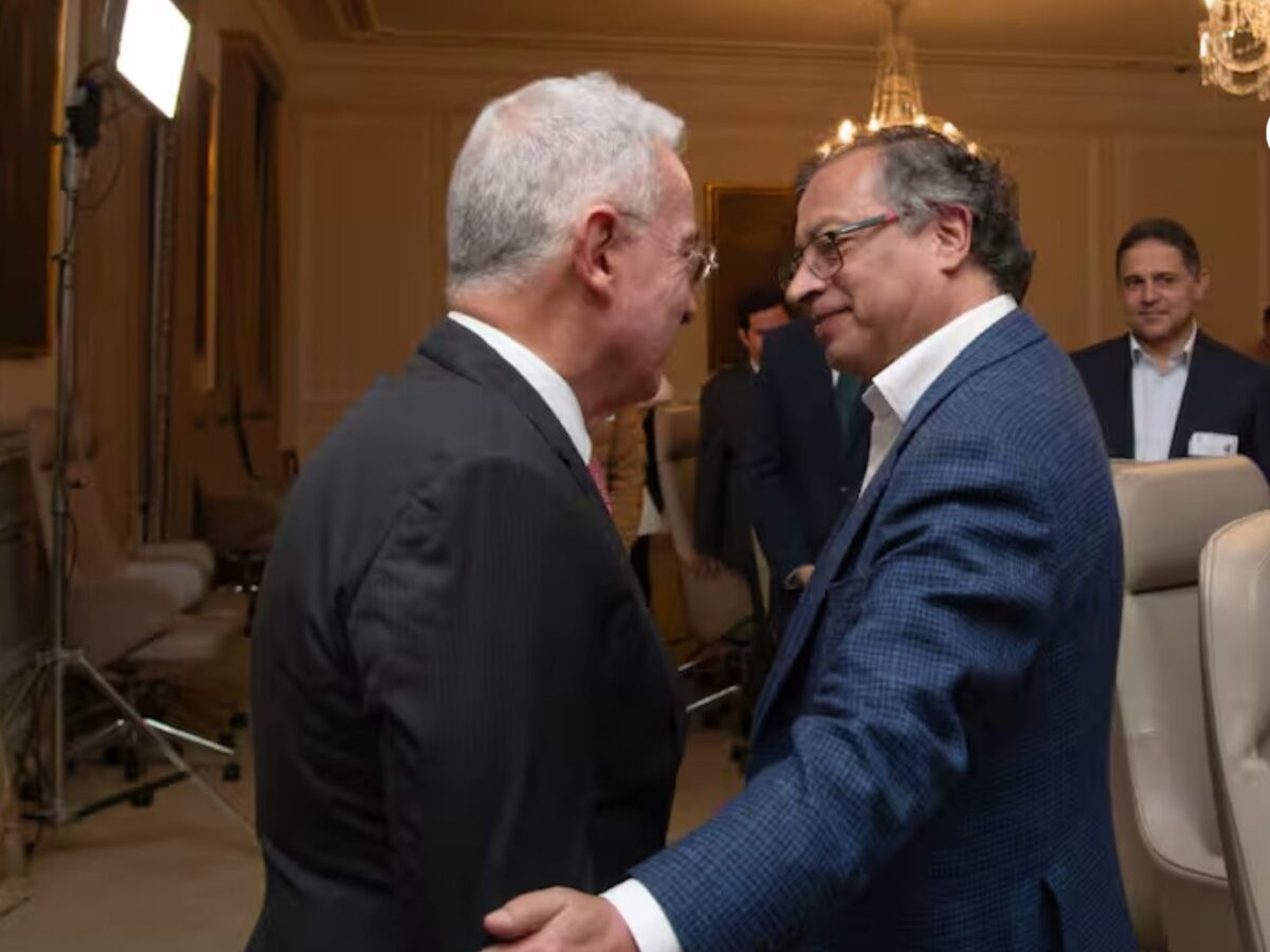 Uribe respalda la libertad de movilidad de Petro pero exige control sobre sus viajes