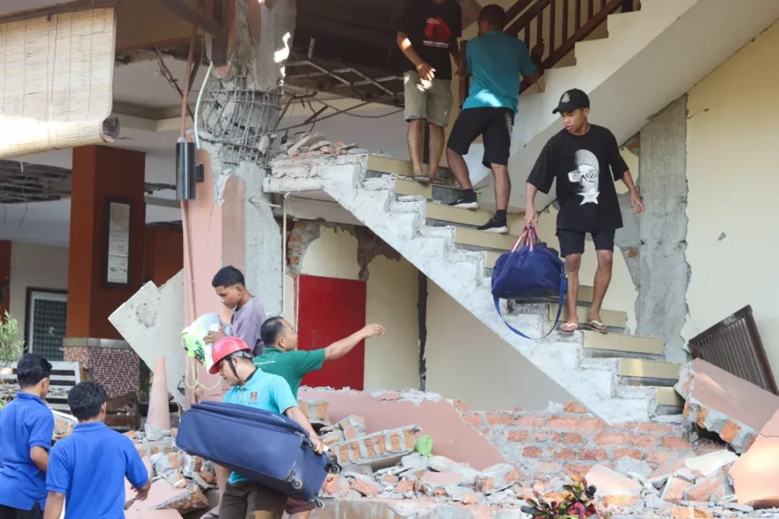 devastador terremoto de magnitud 77 sacude el este de indonesia y desata evacuaciones de emergencia image 1
