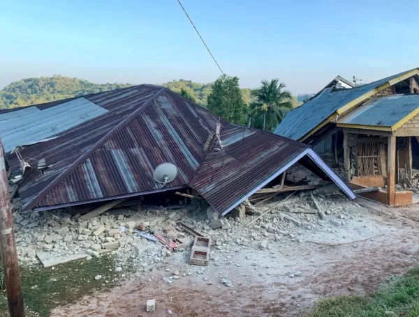 devastador terremoto de magnitud 77 sacude el este de indonesia y desata evacuaciones de emergencia image