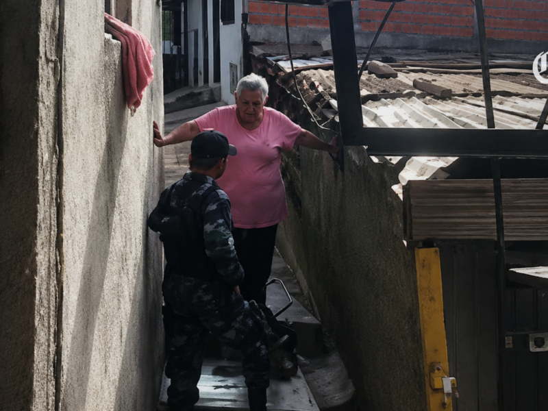 graban a un hombre agrediendo a una adulta mayor en un sector residencial de medellin por no darle dinero pagina web