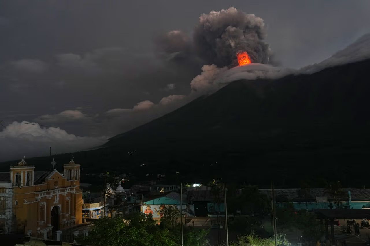la erupcion del volcan de fuego en guatemala obliga a evacuar a casi dos mil personas image 1