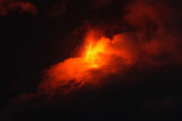 la erupcion del volcan de fuego en guatemala obliga a evacuar a casi dos mil personas image