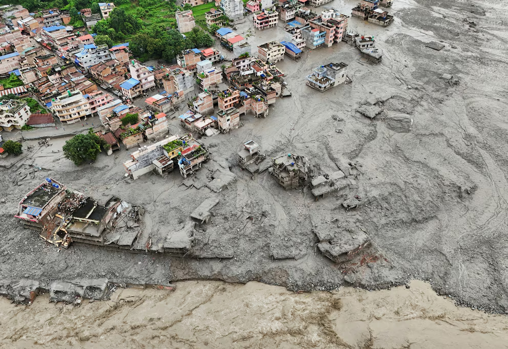 nepal y china elevan el balance de victimas tras el devastador colapso del glaciar en la frontera image