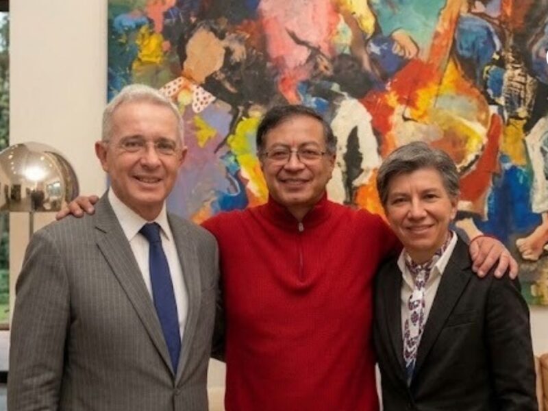 alianzas estrategicas y puentes entre gustavo petro alvaro uribe y claudia lopez a pesar de sus grietas historicas uribe claudia petro imagen generada con ia