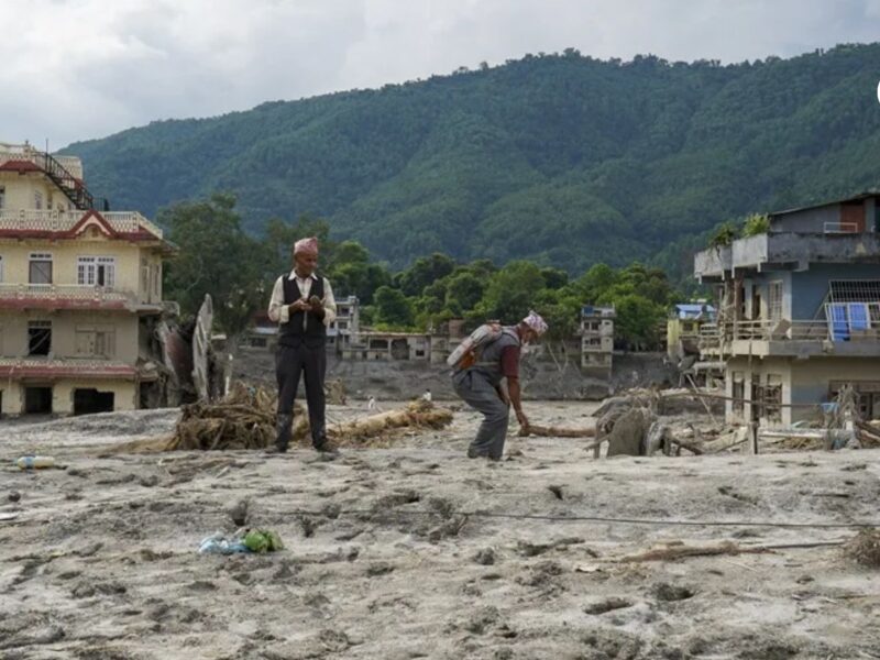 aumentan a 1 127 las victimas mortales y casi 4 900 personas continuan desaparecidas tras las graves riadas de nepal nepal efe