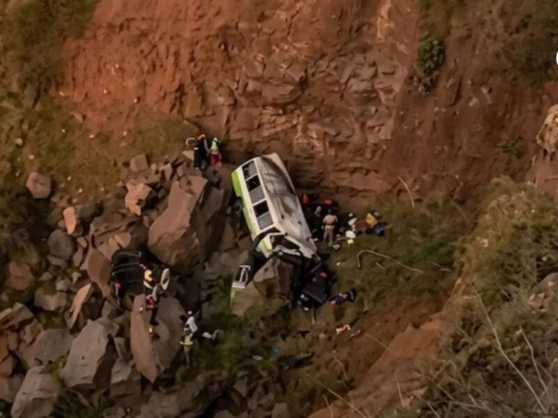 bus con estudiantes cae por un barranco de 30 metros en cabo verde bus cabo verde redes sociales