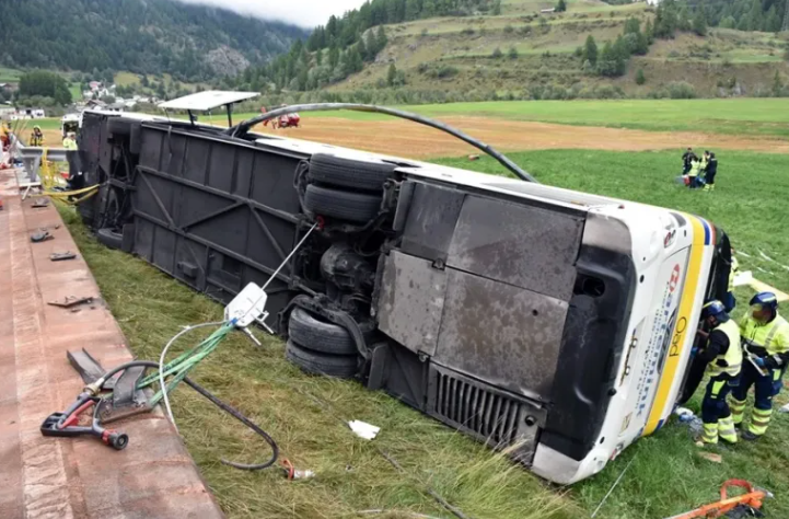 cuatro personas sin vida y decenas de heridos tras el percance de un autobus en los alpes suizos image