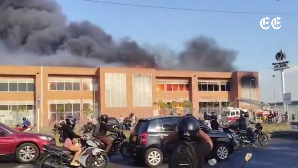 emergencia industrial en acopi por incendio en bodegas en la via cali yumbo cerveceria del valle video redes sociales