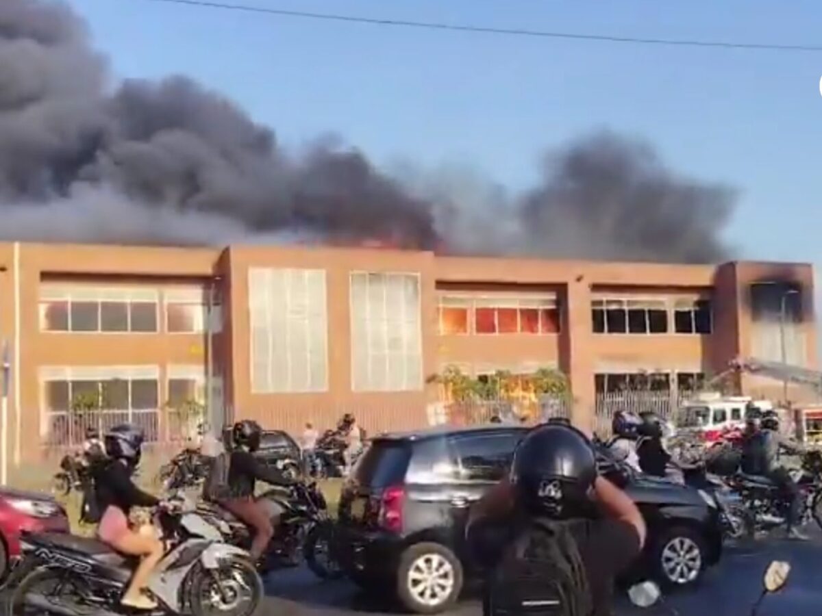 Emergencia industrial en Acopi por incendio en bodegas en la vía Cali – Yumbo